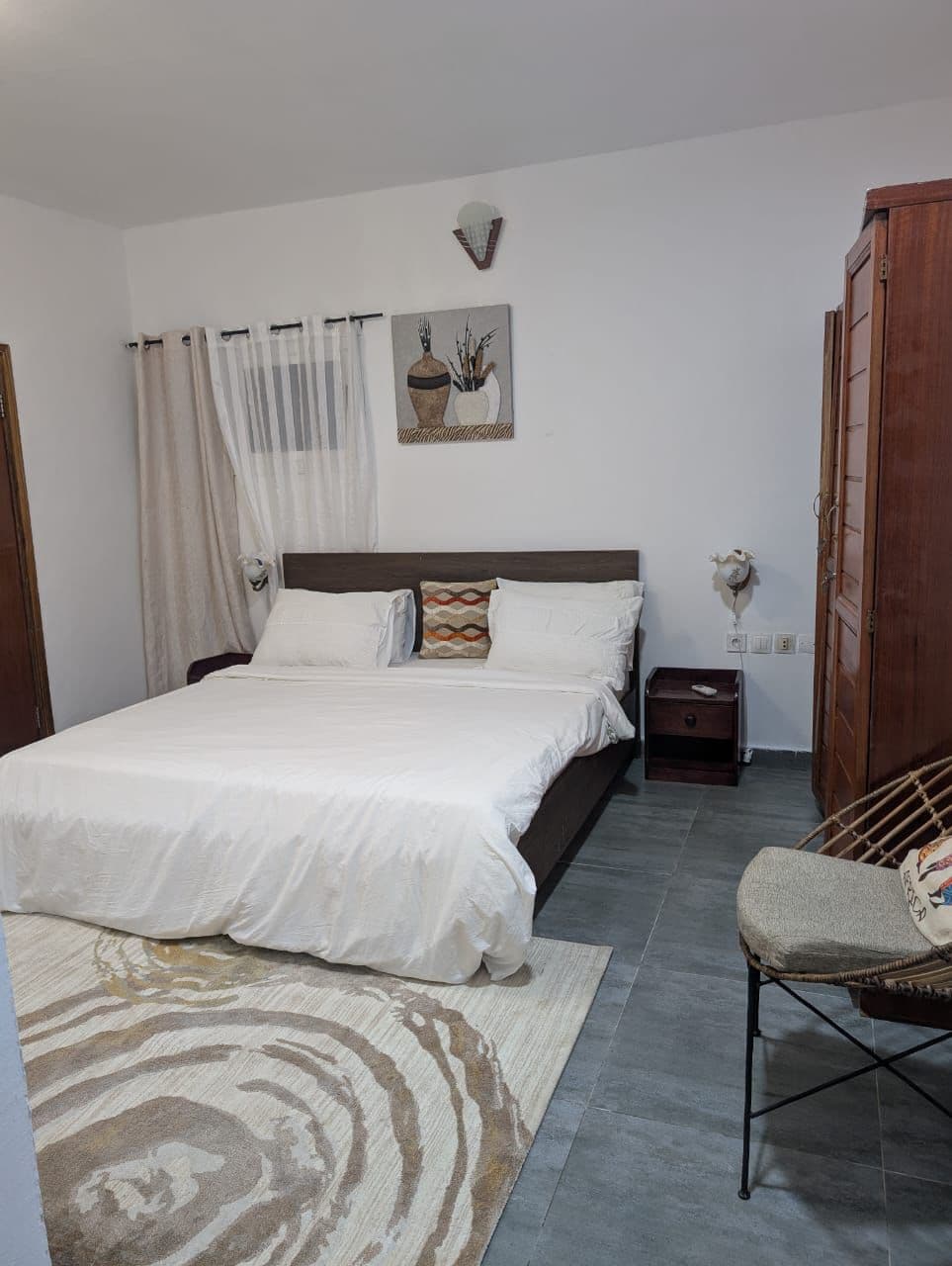 Chambre principale, lit queen size et linge blanc
