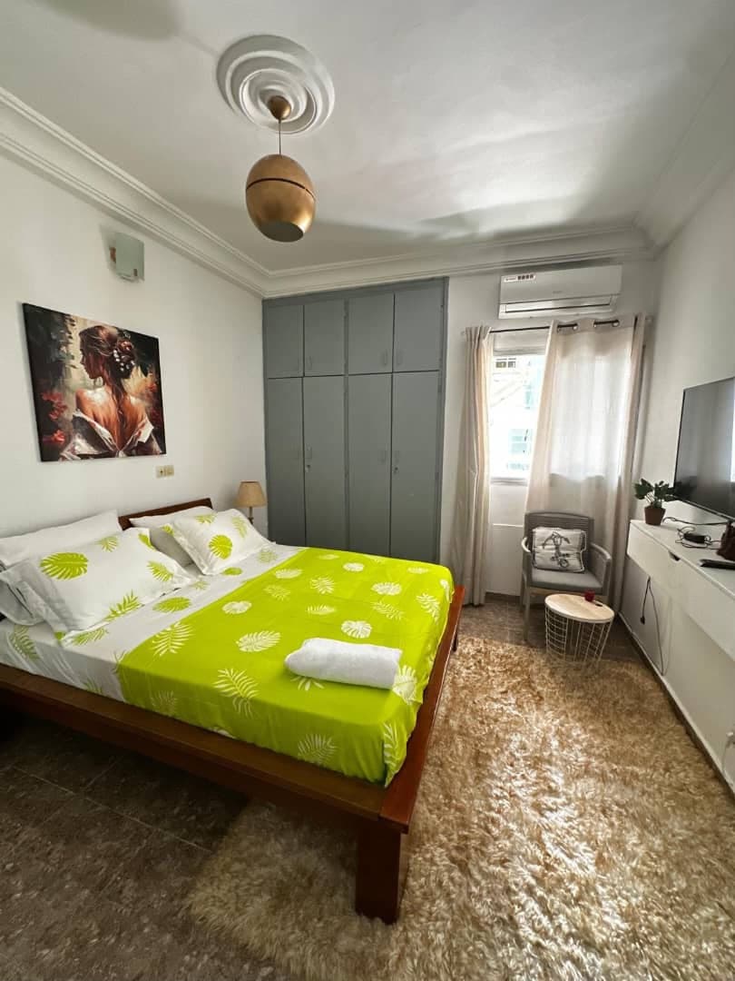 Deuxième chambre à la literie vert anis