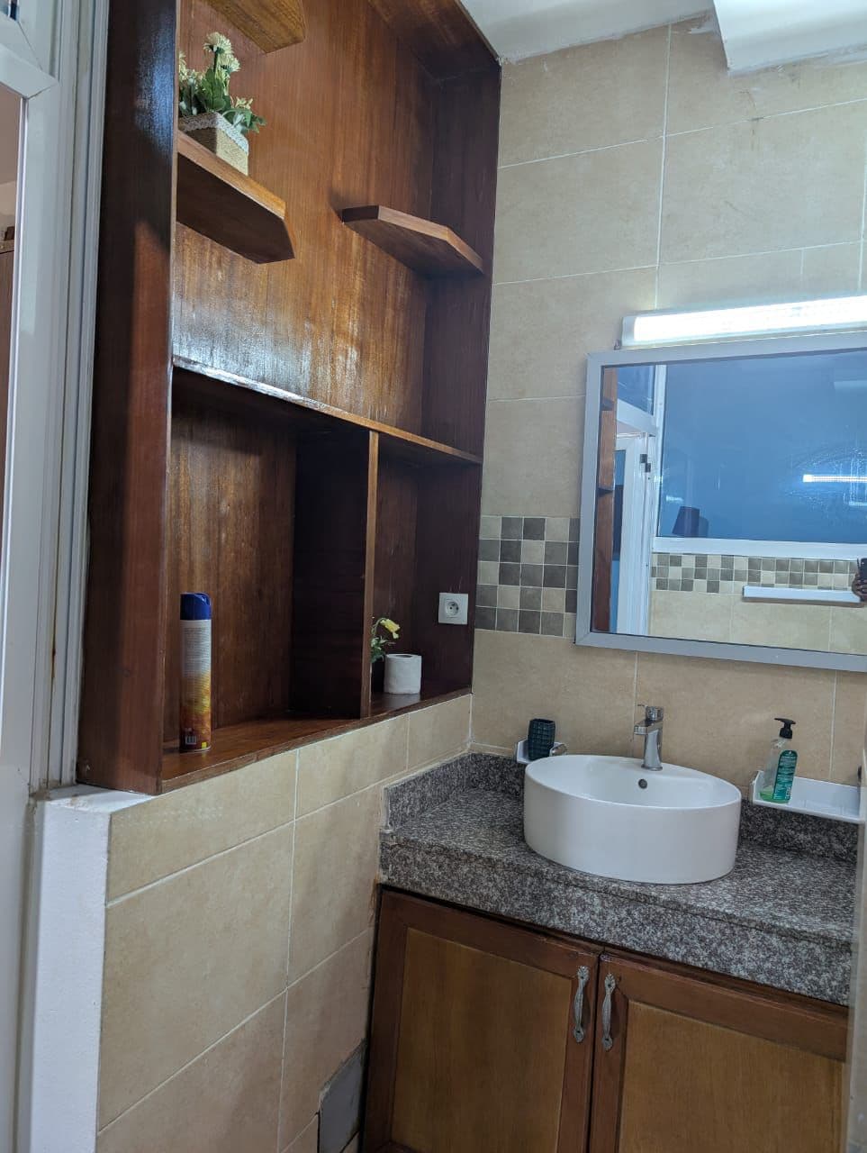Salle de bain au meuble vasque en bois