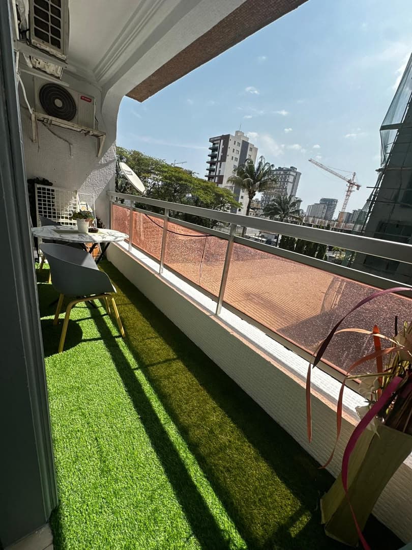 Balcon sur gazon synthétique, vue sur la ville