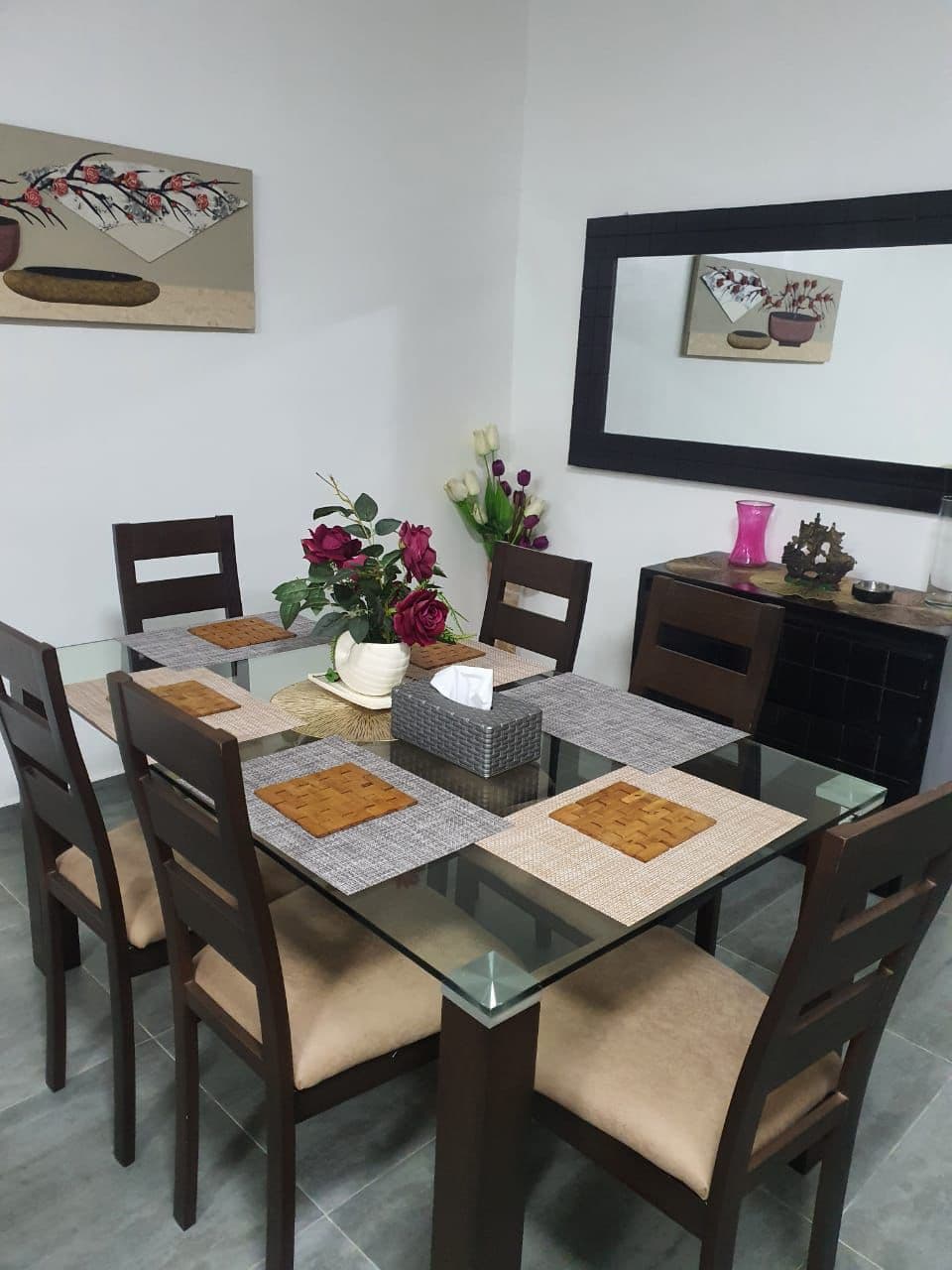 Salle à manger avec table en verre