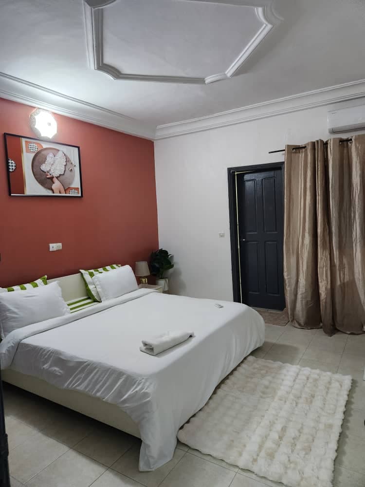 Chambre au mur terracotta et lit king size