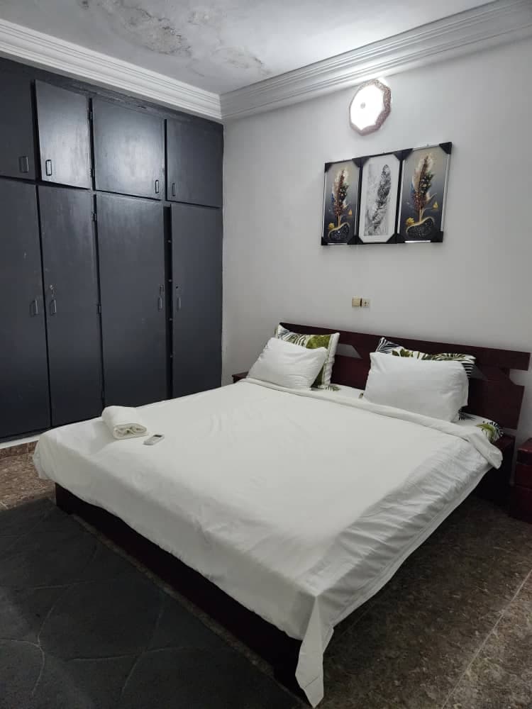 Deuxième chambre avec grandes armoires sombres