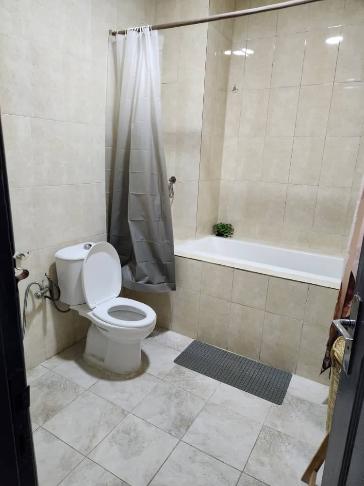 Salle de bain avec baignoire