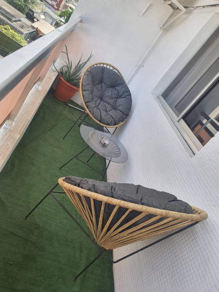 Balcon avec fauteuils suspendus