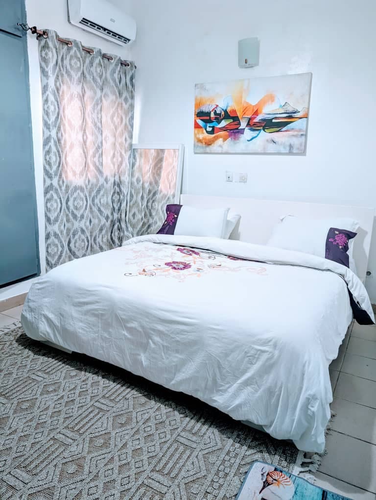 Chambre lumineuse au linge blanc