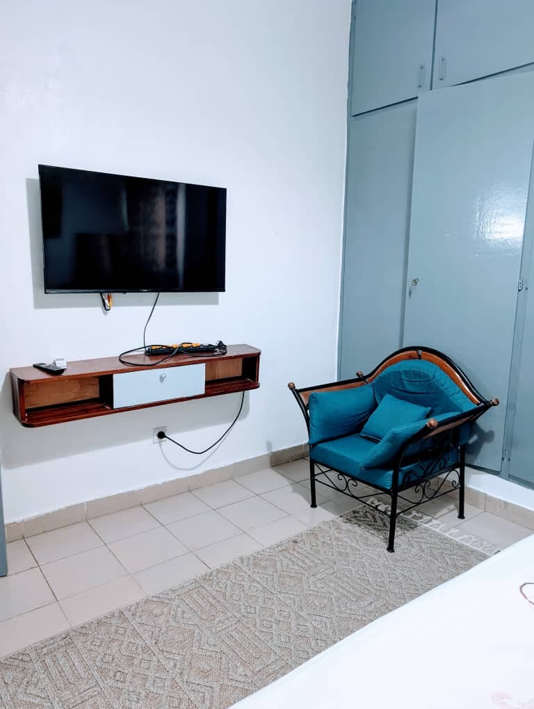 Coin TV avec banquette bleue
