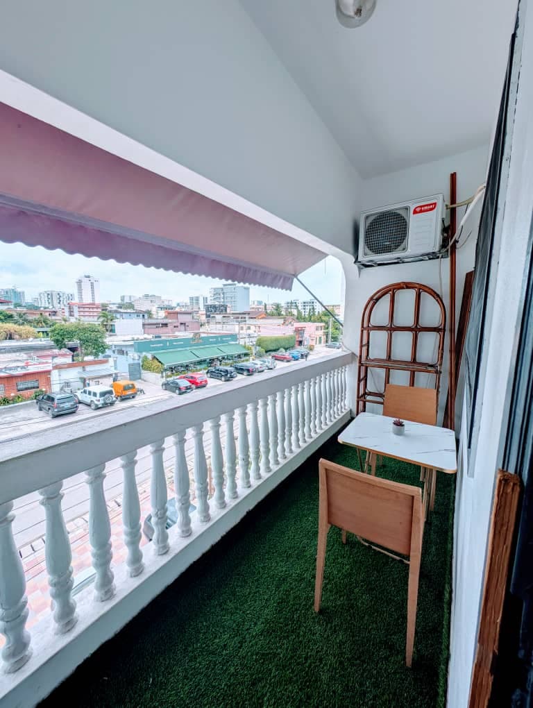 Balcon sous auvent avec vue sur Marcory