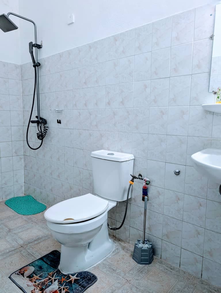 Salle d'eau avec douche et WC