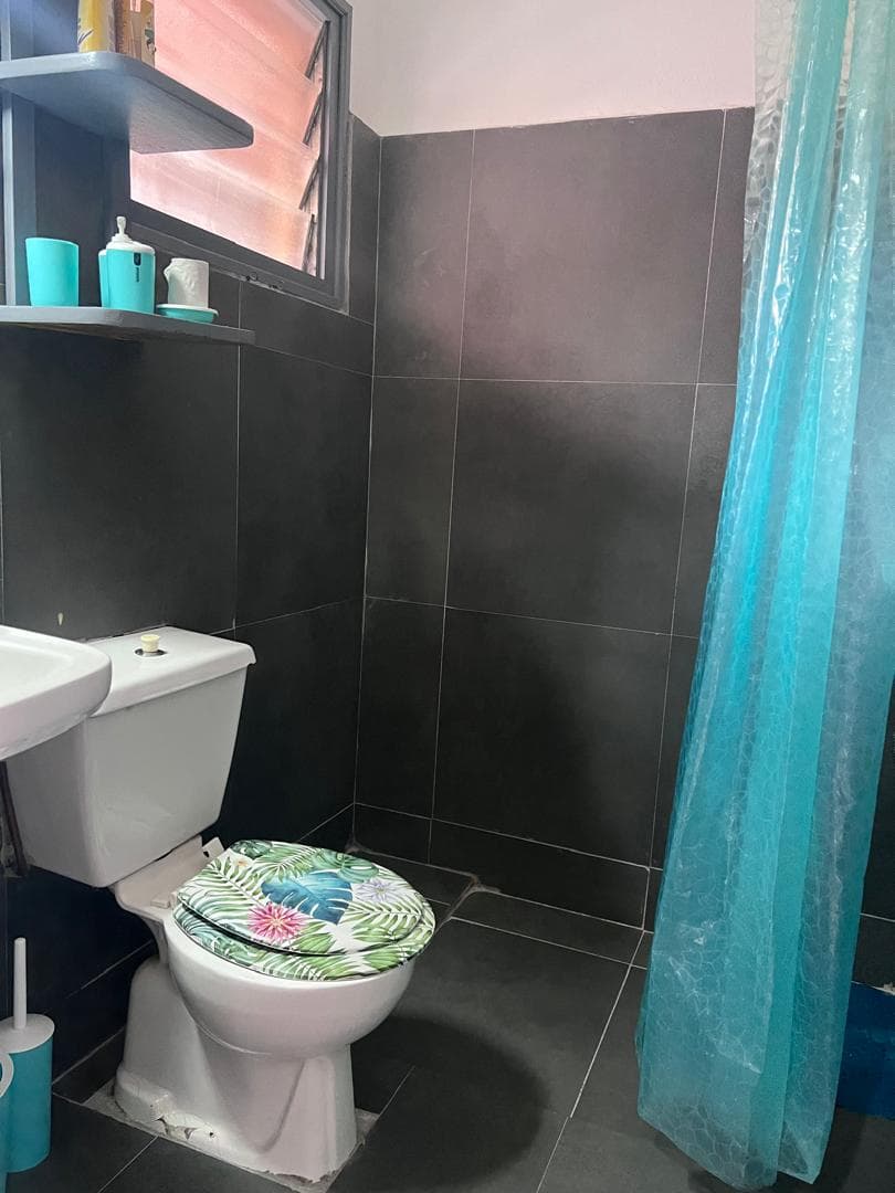 Salle d'eau carrelée avec douche