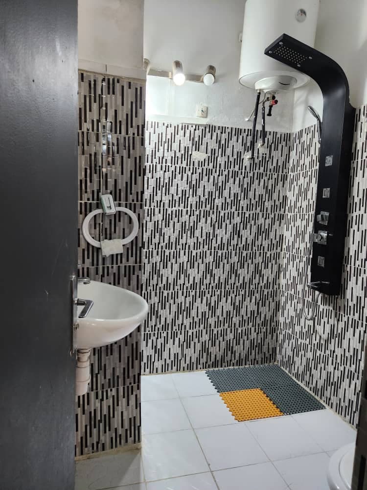 Douche en mosaïque noire et blanche