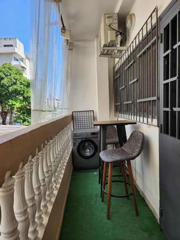 Balcon filant avec table haute