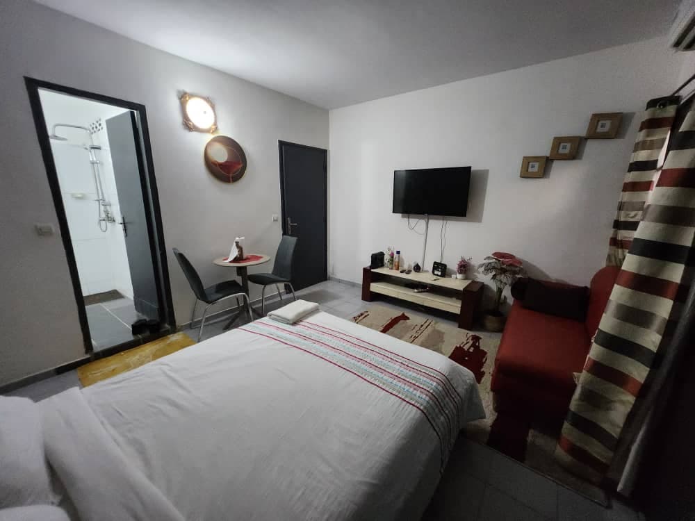 Coin nuit avec grand lit et miroir en pied
