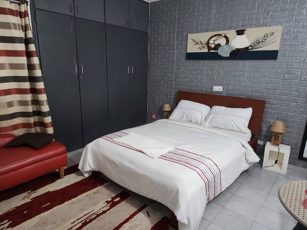 Lit queen size et grandes armoires de rangement