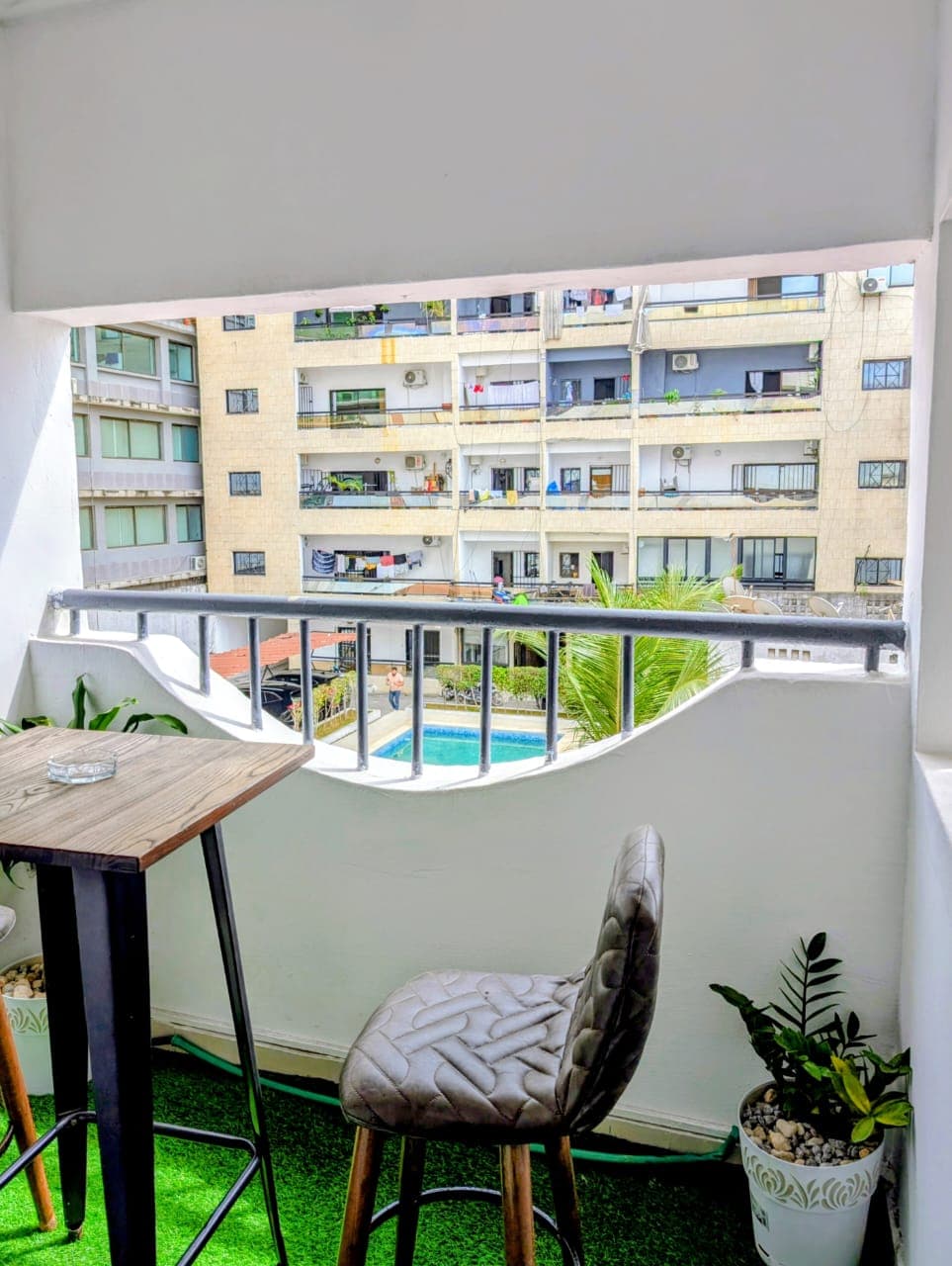 Vue du balcon sur la piscine de la résidence