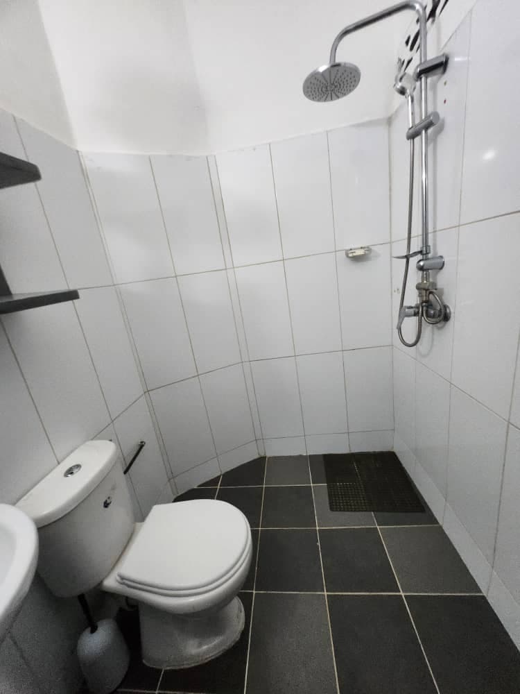Salle d'eau avec douche et chauffe-eau