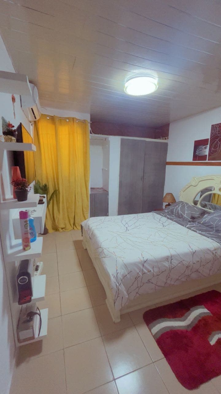 Chambre avec armoire-penderie et bibliothèque