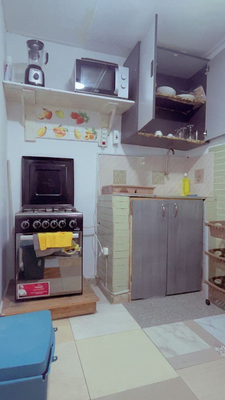 Cuisine indépendante avec cuisinière et micro-ondes
