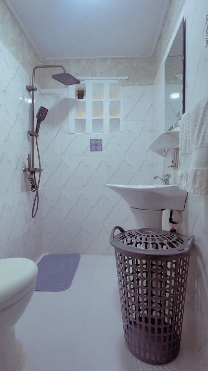 Salle d'eau avec douche et lavabo